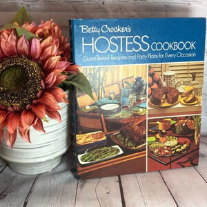 Vintage 1972 BETTY CROCKER'S HOSTESS cookbook